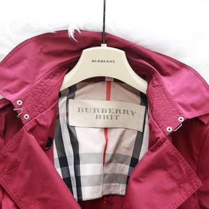 BURBERRY LIGHTWEIGHT TRENCH COAT
Size: 8